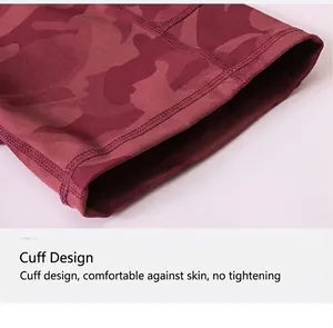 Detail van de platte naden en elastische zoom op de camo yoga shorts voor dames