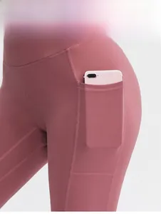 Détail du legging de yoga taille haute avec une poche latérale pour ranger un téléphone