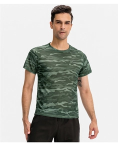 Détail d'un t-shirt de sport camouflage respirant pour homme, idéal pour le fitness