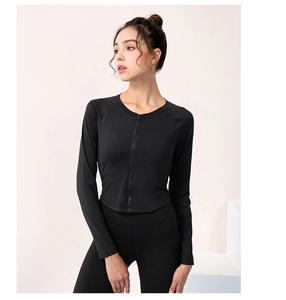 Dettaglio della giacca da yoga nera con cerniera e leggings a vita alta coordinati