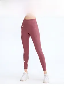 Gros plan du legging de yoga taille haute avec poches latérales et effet galbant