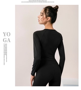 Vista posteriore dettagliata del set da yoga nero che mostra il tessuto elastico sportivo
