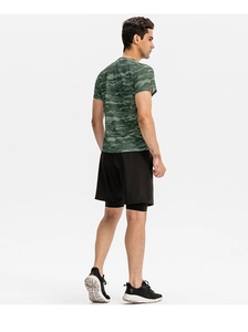 Vue latérale du t-shirt de sport camouflage pour hommes et du short double épaisseur