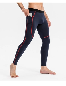 Détail du legging de compression homme avec poche latérale et coutures rouges contrastées