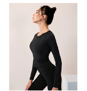 Dettaglio di una giacca da yoga nera slim con cerniera e leggings a vita alta