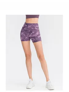 Gros plan sur le short de yoga taille haute à imprimé camouflage violet en tissu élastique