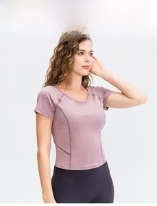 Dettaglio della maglia sportiva rosa a maniche corte con cuciture snellenti per yoga