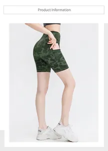 Detail van camouflage yoga shorts met hoge taille en een zijvak voor een mobiele telefoon