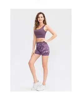 Détail du short de yoga à taille haute avec motif camouflage violet et tissu élastique