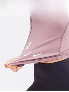 Dettaglio macro del tessuto fitness rosa ad alta elasticità con trama liscia e tesa
