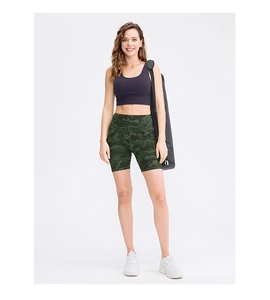 Dames yoga shorts met camouflageprint en paarse sporttop voor fitness sport