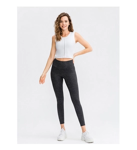 Nahaufnahme eines weißen Fitness-Westen mit schwarzer gemusterter Yoga-Hose für Damen