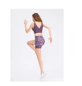 Détail du short de yoga camouflage violet et du soutien-gorge de sport dos nu sur mannequin