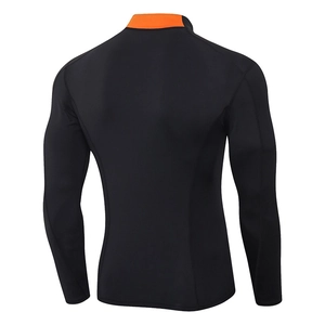 Haut de compression sport pour homme noir avec col orange et coupe ergonomique