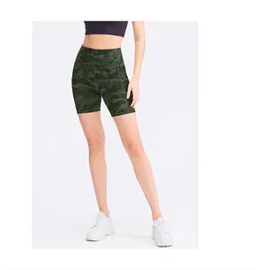 Detail van hoge taille donkergroene camouflage yogashort met functionele zijzakken