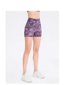 Gros plan du short de yoga taille haute camouflage violet en tissu élastique sport