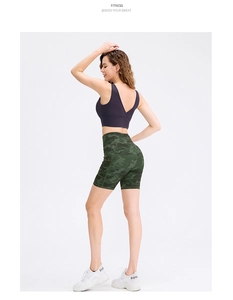 Detail van een donkergroene camo yoga short met hoge taille en een sportbeha