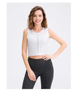 Nahaufnahme von weißem Slim Fit Sport-Crop-Top mit Mesh-Detail und Rundhalsausschnitt