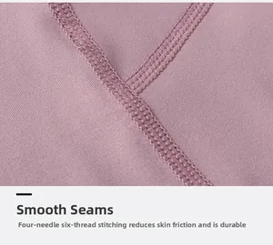 Dettaglio delle cuciture piatte e dei punti resistenti sulla maglia da yoga rosa elasticizzata