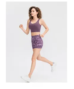 Détail du short de yoga camouflage violet à taille haute et du soutien-gorge sport