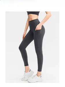 Détail du legging de yoga gris foncé à taille haute avec poche latérale et coutures