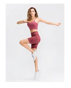Detail van roze camo yoga shorts met zijvak en zeer elastische sportieve materiaal
