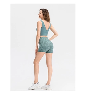 Détail du short de yoga taille haute à imprimé léopard avec coupe athlétique sans couture
