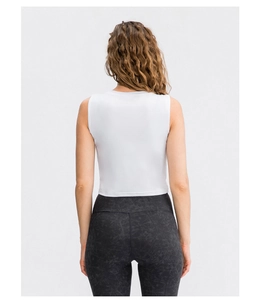Rückansicht eines weißen Racerback-Sporttops und schwarzer Yoga-Leggings mit Marmordruck