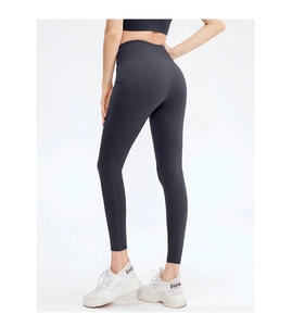 Détail d'un legging de yoga taille haute avec coutures push-up et poche latérale