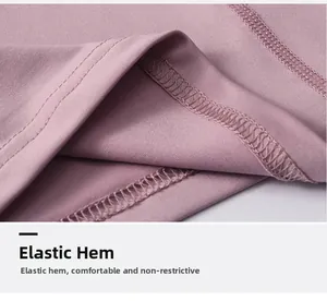 Dettaglio dell'orlo elastico con cucitura impeccabile sulla maglia rosa da yoga