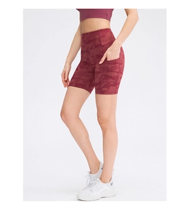 Zijaanzicht van de yoga shorts met hoge taille in donkerrood camo met zakken en strakke pas
