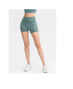 Vue détaillée du short de yoga léopard vert à taille haute en tissu élastique sculptant