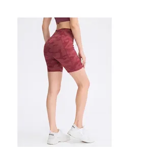 Detail van rode camouflage yoga short met hoge taille en rekbare functionele stof