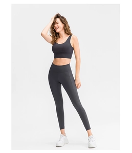 Détail du legging de yoga gris anthracite à taille haute avec poche latérale pratique