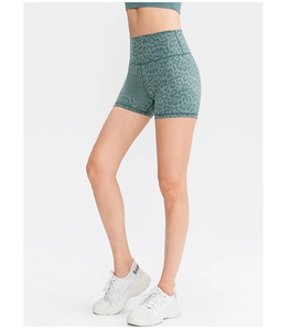 Détail de l'imprimé léopard taille haute sur ce short de yoga élastique et gainant