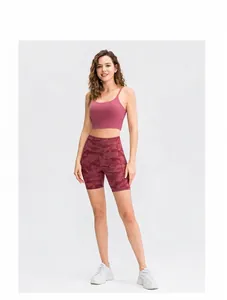 Detail van roze sport-beha en camo-yokashorts met hoge taille op een professioneel model