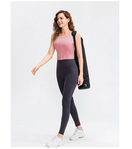 Detail von rosa figurbetontem Sportweste und grauer High-Waist Yoga-Leggings am Model