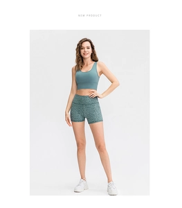 Détail d'un ensemble short de yoga léopard taille haute et brassière sport bleu gris