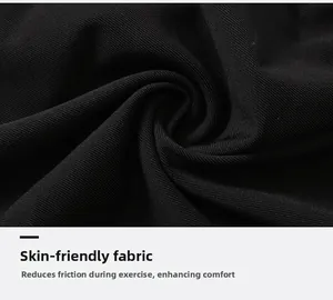 Gros plan du tissu côtelé noir hautement élastique montrant une texture respirante