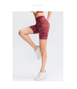 Detail van de yoga short met hoge taille, camouflageprint en handige zijzak