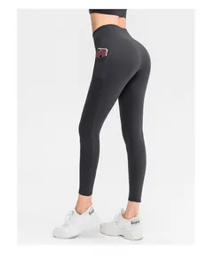Gros plan sur le legging de yoga taille haute avec poches latérales pour téléphone portable