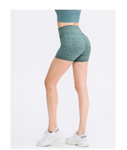 Détail du short de yoga taille haute à imprimé léopard et tissu élastique