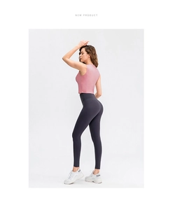 Eng anliegendes rosa Yoga-Top und anthrazitfarbene Leggings für das Training