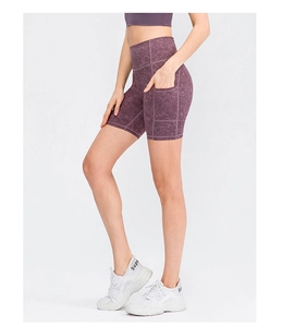 Detailweergave van yoga shorts met hoge taille, marmerpatroon en zijzakken
