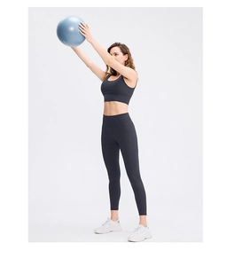 Détail de la poche latérale d'un legging de yoga gris foncé à taille haute avec ballon