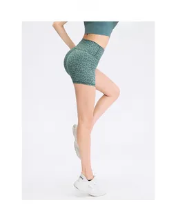 Détail latéral du short de yoga taille haute à imprimé léopard vert pour le sport
