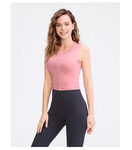 Nahaufnahme des rosa Fitness-Tops und der schwarzen Yoga-Leggings am weiblichen Model