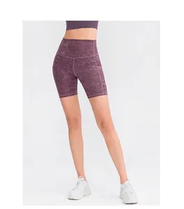 Detail van de yoga short met hoge taille, paarse marmerprint en handige zijzak