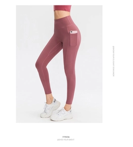 Vue détaillée du legging de yoga mauve à taille haute avec poche latérale pratique