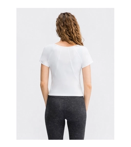 Vista posteriore della maglietta sportiva bianca da donna con maniche raglan e cuciture sagomate